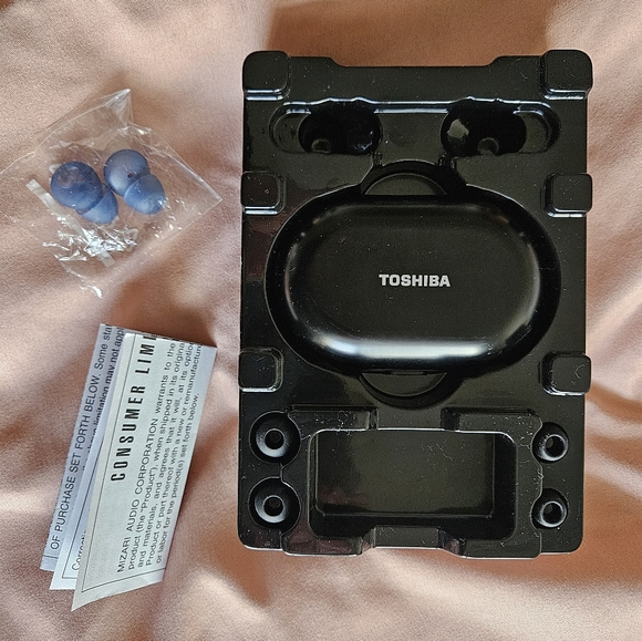 True Wireless Earbuds with Voice Control and Power Bank Black Like New In Box - Picture 10 of 12